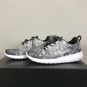 womens nike running shoes Size 7.5